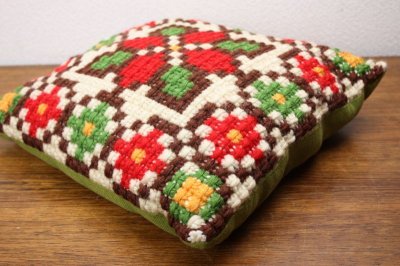 画像2: 北欧刺繍クッション/フラワー（モコモコ）