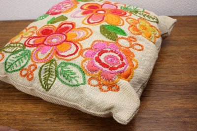 画像2: 北欧刺繍クッション/フラワー