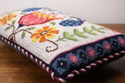 画像2: ツヴィスト刺繍クッション/孔雀と花　