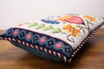 画像1: ツヴィスト刺繍クッション/孔雀と花　