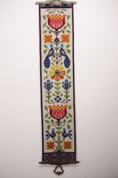 画像1: 北欧　ツヴィスト刺繍タペストリー/花と孔雀