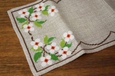 画像1: 北欧刺繍　センタークロス/タペストリー フラワー (1)