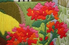 画像3: 北欧刺繍　タペストリー/花と鳥（木製フレーム入り） (3)