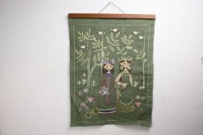 画像2: 北欧刺繍　タペストリー/森の姉妹 (2)