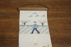 画像3: 北欧刺繍　タペストリー/田舎の日常 (3)