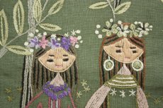 画像3: 北欧刺繍　タペストリー/森の姉妹 (3)