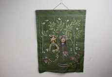 画像7: 北欧刺繍　タペストリー/森の姉妹 (7)