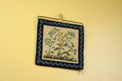 画像2: 北欧　ツヴィスト刺繍タペストリー/青い小花