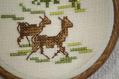 画像1: 北欧刺繍タペストリー　鹿/木枠