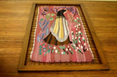 画像2: 北欧織物　フレミッシュ織/花と女性（木製フレーム付き）