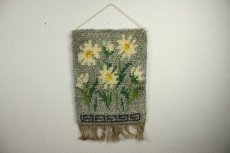 画像1: 北欧刺繍タペストリー/マーガレット (1)
