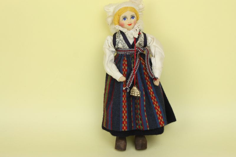 Charlotte Weibullシャーロット ウェイブル 北欧民族衣装ドール Md 63 北欧手工芸と北欧雑貨coco Varie