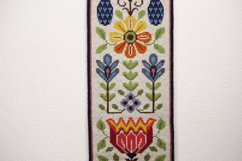 北欧　スウェーデン　刺繍　ツヴィスト刺繍　タペストリー　壁掛け　長さ54cm