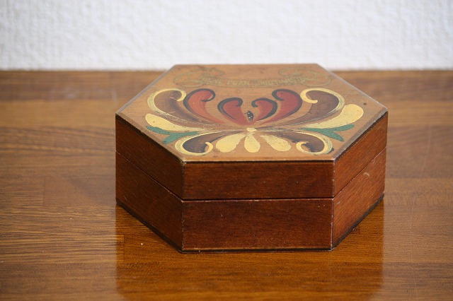 画像1: 北欧木箱　伝統花柄木箱 (1)